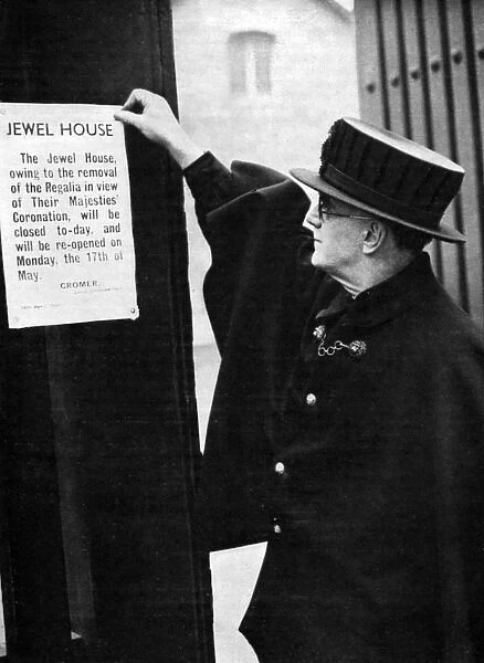 Closing Jewel House at Tower of London during 1937 Coronatio
