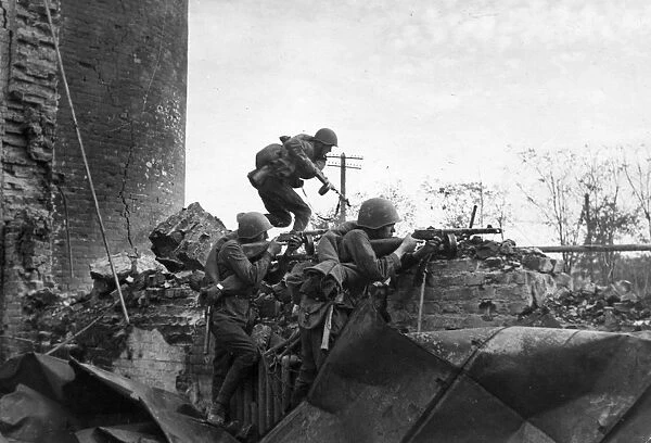 World war 2, battle of stalingrad, soviet tommygunners during street fighting in stalingrad, november 1942
