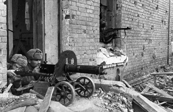 World war 2, battle of stalingrad, soviet guardsmen firing on german automatic riflemen, december 1942