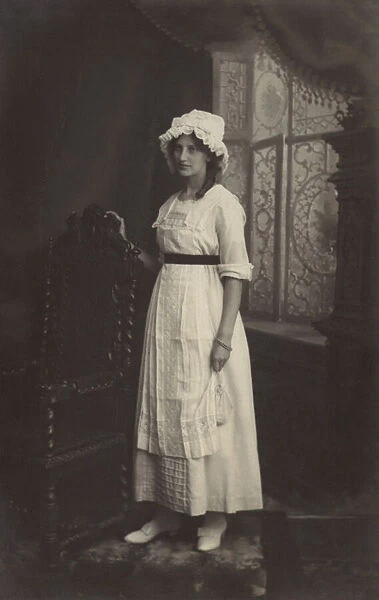 Girl in a lace cap (b  /  w photo)