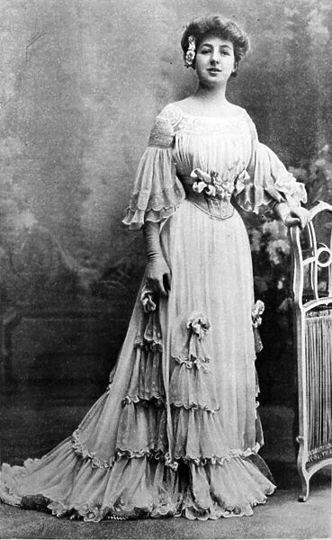 Mademoiselle Regnier in an outfit by Jacques Doucet, 1903 (b  /  w photo)