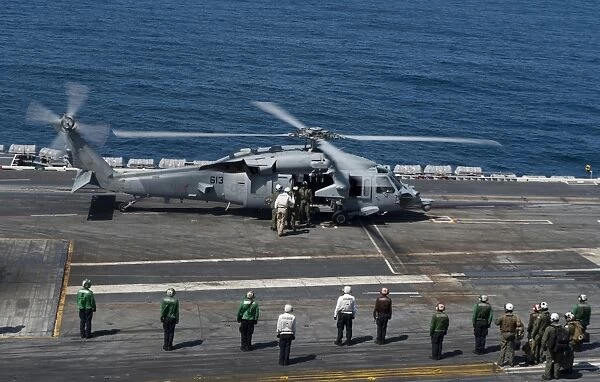 Commander of Naval Air Forces arrives aboard USS Carl Vinson