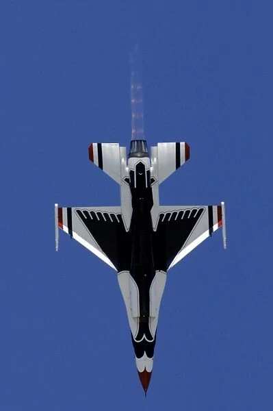 An F-16 Falcon dives straight down while performing the Splits maneuver
