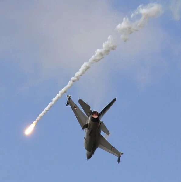 F-16AM Fighting Falcon spitting flare