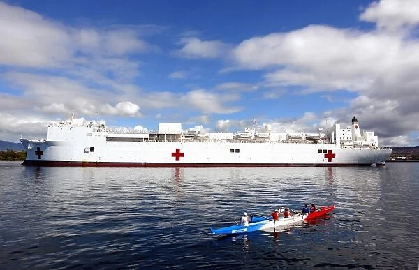 The Honolulu Pearl Canoe Club escorts the Military Sealift Command hospital ship