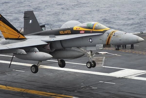 n F  /  A-18F Super Hornet lands aboard the aircraft carrier USS Abraham Lincoln
