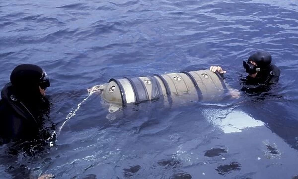 Navy SEALs neutrally ballast a MK-V Limpet Assembly Module