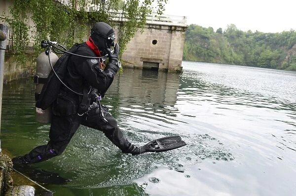 Senior Airman enters the water during rescue dive training