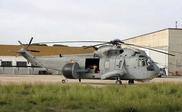 An SH-3D Sea King Airborne Early Warning helicopter of the Spanish Navy