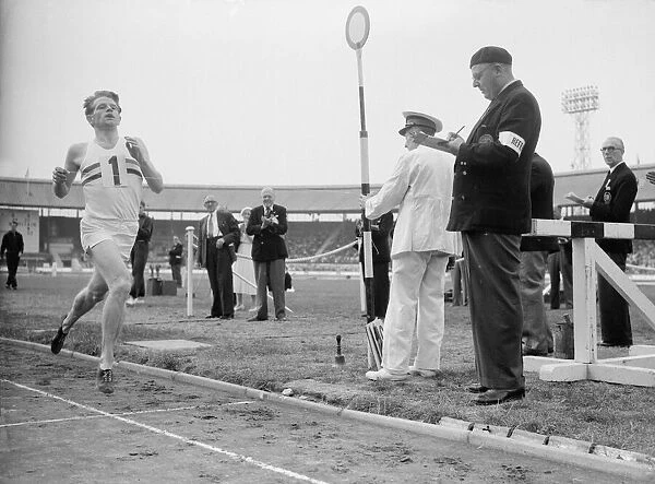 Chris Chataway breaks the 3 mile world record circa 1955