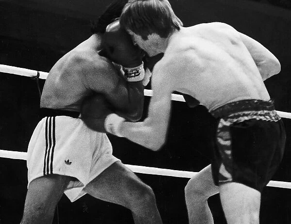 Jim Watt boxer fighting Andre Holyk in ring