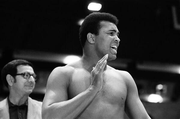 Muhammad Ali and Angelo dundee in the gym ahead of Ali