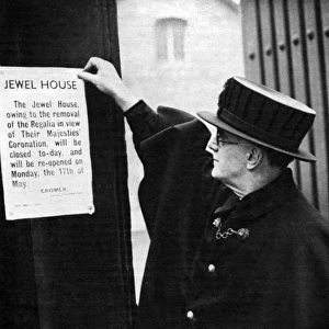 Closing Jewel House at Tower of London during 1937 Coronatio
