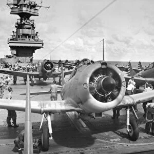 Flight deck of an American aircraft carrier during World War II. Photograph, 1942