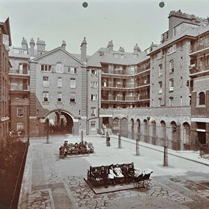 Bourne Estate: Laney Buildings, London, 1909 photo)