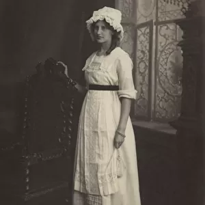 Girl in a lace cap (b / w photo)