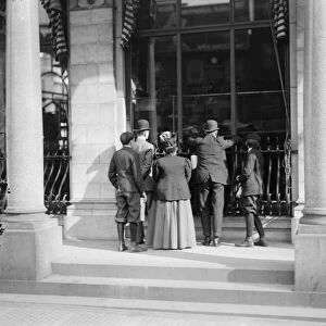 Watching the Herald presses, Herald Building, New York, N. Y. c. 1900-10 (b / w photo)