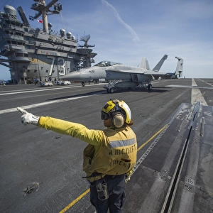 Aviation Boatswains Mate directs an F / A-18E Super Hornet