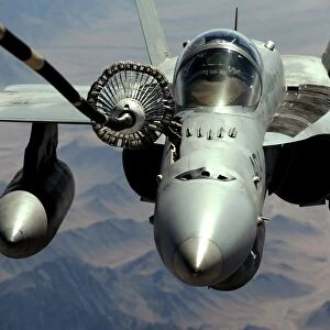 An F / A-18C Hornet receives fuel from the drogue of a KC-10 Extender