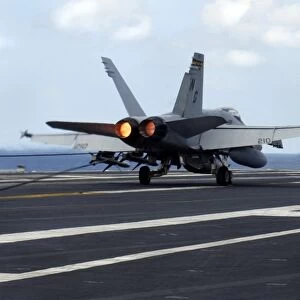 An F / A-18C Hornet successfully lands on the flight deck of USS John C. Stennis
