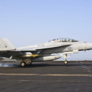 An F / A-18E Super Hornet lands aboard USS Harry S. Truman