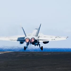 An F / A-18E Super Hornet launches off the flight deck of USS John C. Stennis