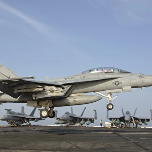 An F / A-18E Super Hornet makes an arrested landing aboard an aircraft carrier