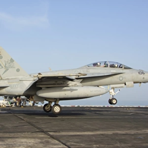 An F / A-18E Super Hornet makes an arrested landing aboard an aircraft carrier