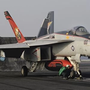 An F / A-18E Super Hornet moving to the catapult aboard USS George H. W. Bush