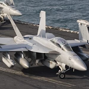 An F / A-18F Super Hornet moving to the catapult aboard USS George H. W. Bush