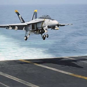 An F / A-18F Super Hornet prepares to land on the flight deck USS Dwight D. Eisenhower