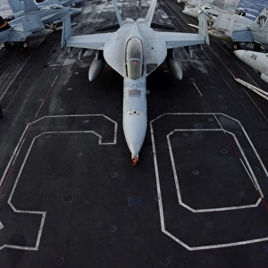 An F / A-18F Super Hornet of Strike Fighter Squadron 102 parked on the bow of the USS
