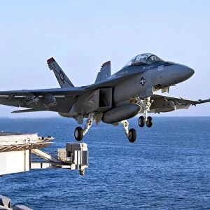 An F / A-18F Super Hornet takes off from the carrier USS John C. Stennis