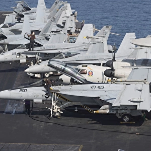 A group of F / A-18F Super Hornets on the flight deck of USS Dwight D. Eisenhower