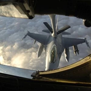 A KC-135 Stratotanker connects with an F-16 Fighting Falcon