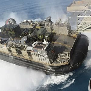 Landing Craft Air Cushion transfers equipment to USS Bonhomme Richard