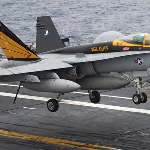 n F / A-18F Super Hornet lands aboard the aircraft carrier USS Abraham Lincoln