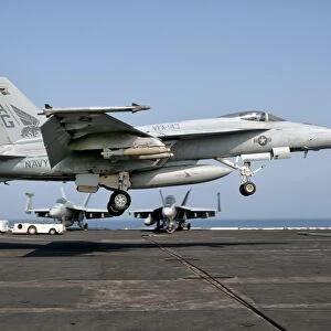 A US Navy F / A-18E Super Hornet prepares to land aboard USS Eisenhower