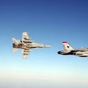 A pair of F / A-18C Hornets fly over Iraq