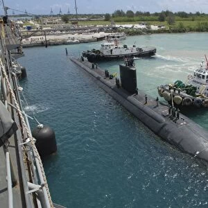Tugboats assist the Los Angeles-class attack submarine USS Topeka