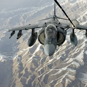 An A / V-8B Harrier receives fuel over Afghanistan from a KC-10 Extender
