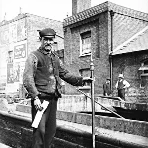 Grand Union Canal lock keeper, c1905