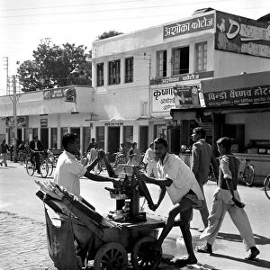 Street Scenes in an Indian City. February 1968 Y01671-002